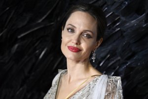 Анжелина Джоли  която се явява пратеник на ООН по въпросите за бежанците си направи