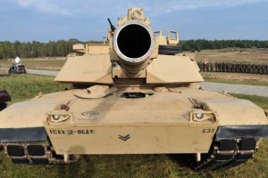 Танкове Абрамс бойни машини Брадли и хеликоптери Блекхоук и Апачи