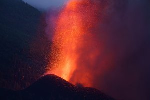 Появи се нова пукнатина на изригващия вулкан на Канарските острови