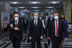 Новата академична година ще започне присъствено в половината от 16 те факултета