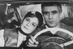 През 1967 Джеймс Бонд загива мъчително сред ледовете на Антарктика