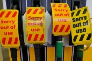 Лондон вика армията да зарежда бензиностанции