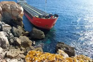 Рязко се усложни ситуацията със заседналия край Камен бряг кораб