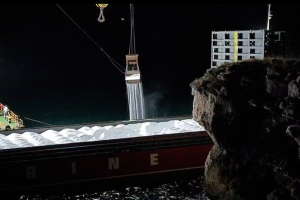 Акцията по обезопасяването на заседналия край Камен бряг кораб Vera