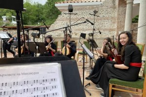                 А аз притискам свойта мандолина…                В ръцете ми тя плаче с