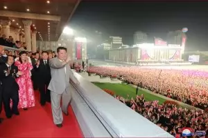 Северна Корея отпразнува 9 септември нощем