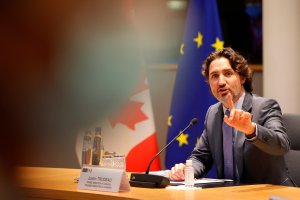 Канадският премиер Джъстин Трюдо беше замерян с камъни от тълпа