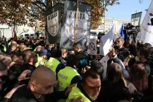 Вирусът срути света, а ние протестираме за керемидка