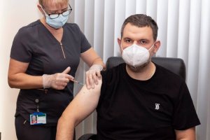 Делян Пеевски е посрещан с обич от неговите избиратели С