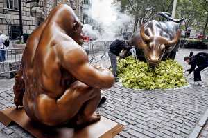 Двуметрова бронзова статуя на Харамбе горилата от зоопарка в Синсинати