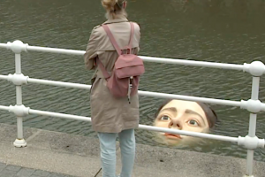 Хиперреалистична и плашеща скулптура на глава на момиче плаваща в река Нервион в