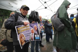 Протестиращи се събраха днес пред сградата на Столична община за