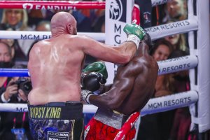 Тайсън Фюри затвърди превъзходството си над Дионтей Уайлдър и запази