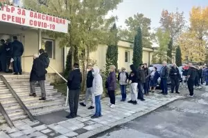 Опашки за ваксиниране се извиха пред болниците в София и Пловдив