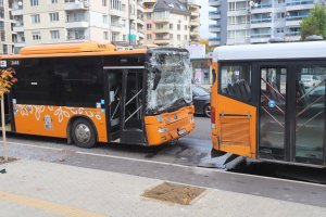 Два автобуса катастрофираха на бул Тодор Каблешков в София единият