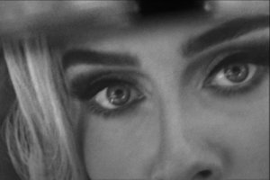 Адел се завръща с мощния си вокал който феновете познават