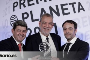 Кармен Мола е университетска преподавателка майка на три деца пишеща