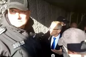 Протестиращи срещу зеления сертификат нападнаха просветния министър