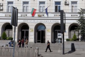 За първи път в демократични времена държавата ще поеме част