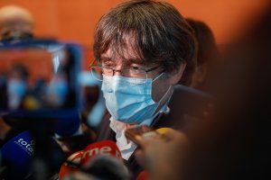 Бившият лидер на Каталуния Карлес Пучдемон излезе от италиански съд в