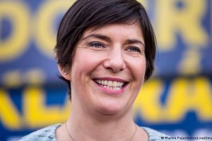 Клара Добрев е родена на 2 февруари 1972 г в