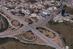 Вместо да изгражда истински велоалеи и да оформя пешеходни зони властта