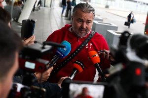 Селекционерът на националния отбор Ясен Петров съзнателно или не също