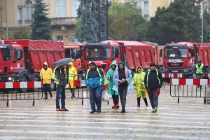 Работници на пътностроителни фирми и днес протестират в центъра на