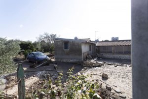 Най малко двама души са загинали след рядко природно явление наподобяващо