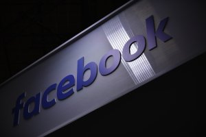 Фейсбук планира да наеме 10 000 души в Европейския съюз