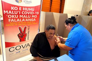 Жителите на островното тихоокеанско кралство Тонга се втурнаха да се ваксинират
