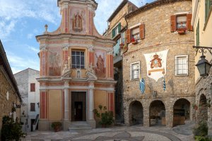 Себорга е разположена на върха на живописен хълм сред Лигурийските