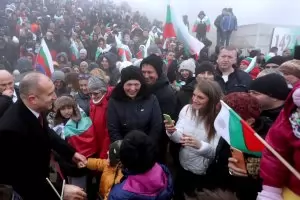На антиковид клона има много маймуни и нито един лидер
