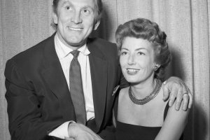 Скелетите в гардероба на Холивуд продължават да изскачат и далеч