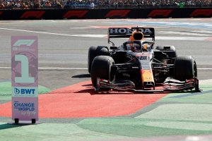 Лидерът в световния шампионат на Формула 1 Макс Верстапен увеличи