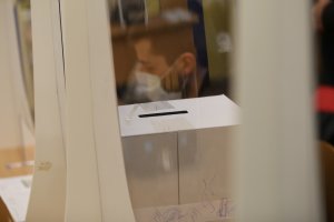 Вотът с машини предизвика забавяне и напрежение сред гласоподавателите в