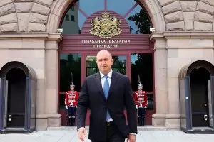 Радев засега ще държи юмрука си в джоба