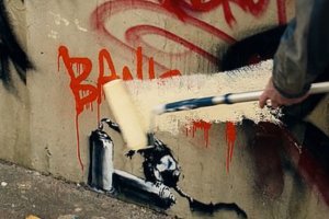 Филмовата легенда Кристофър Уокън боядиса с валяк стена в Бристол