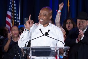Демократът Ерик Адамс бивш полицай  беше избран за следващ кмет на