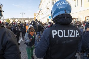 Полицията в Италия извършва обиски в домовете на 17 активисти срещу