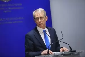 Министър Денков се обяви за по-ранно начало на учебната година