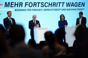 Трипартийната светофарна коалиция по цветовете на съставните партии сключи днес