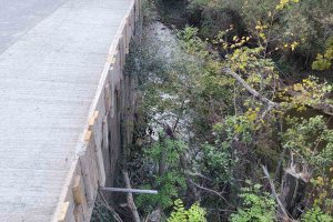 Десетки километри от републиканската пътна мрежа стоят необезопасени от месеци