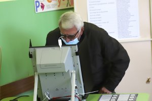 Гласуването с машини в страната протича почти без проблеми Няма