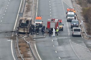 Мантинелите във фаталния участък на магистрала Струма в който катастрофира