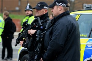 Трима души остават в ареста след експлозията в кола близо