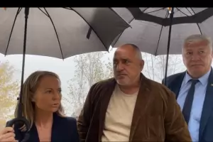 Зико и Каназирева опънаха чадъри над Бойко