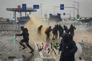 Полският министър на отбраната Мариуш Блашчак предупреди че кризата на границата