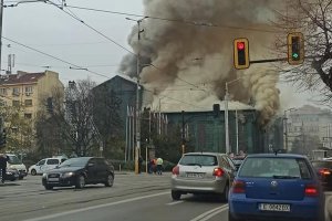 Голям пожар избухна в емблематична сграда в центъра на София