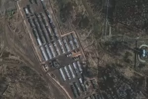 Politico: Сателит показва как Русия струпва войски край Украйна